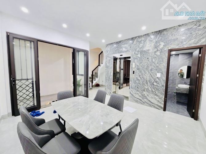 Bán Nhà Nguyễn Văn Cừ 8,8 Tỷ x 6 Tầng - Mt Đẹp 5m - 2 Thoáng - Thang Máy - 2
