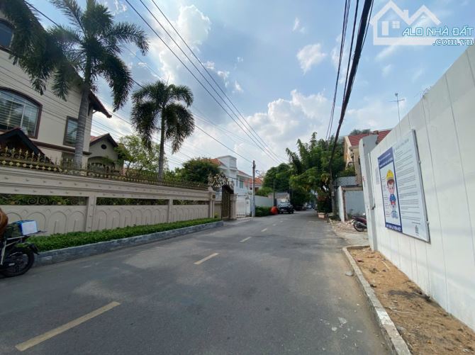 Bán Biệt Thự Đường Trần Văn Sắc ND Quận 2.DT:21x22m.Giá 72 Tỷ - 2