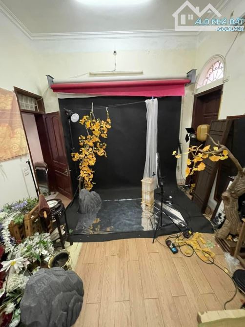 Cần bán siêu phẩm phân lô Hoàng Quốc Việt 64m2, 4t, mt rộng, ô tô vào nhà - 2