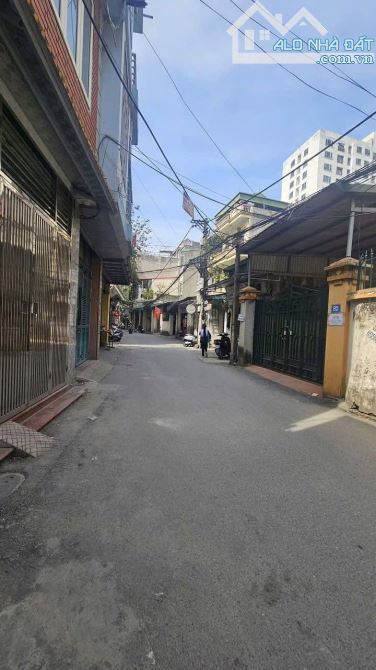 CẠNH CÔNG VIÊN HOÀ BÌNH NGOẠI GIAO ĐOÀN Ô TÔ TRÁNH KINH DOANH 136m MT5.2m NHÀ 2 TANG GIA 2 - 3