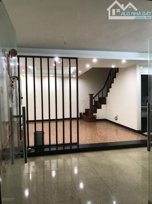 Cho thuê nhà ngõ 31 phố Trần Quốc Hoàn, Dt 45m2 x 5 tầng mỗi tầng 1 phòng, ô tô đậu cửa - 3