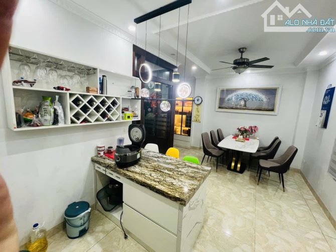 BÁN NHÀ PHỐ HOÀNG QUỐC VIỆT – PHÂN LÔ Ô TÔ TRÁNH - THANG MÁY, MẶT TIỀN 6M - 68M2 – 22.5TỶ. - 3