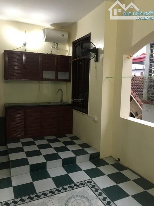 Cho thuê nhà ngõ 31 phố Trần Quốc Hoàn, Dt 45m2 x 5 tầng mỗi tầng 1 phòng, ô tô đậu cửa - 4