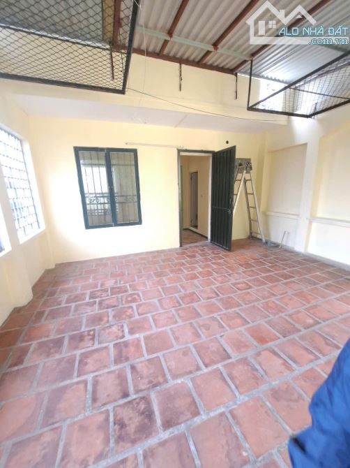 Cho thuê nhà mặt ngõ 1 phố Trần Quốc Hoàn - Cầu Giấy. Diện tích 70M x 4 Tầng mặt tiền 6M - 7
