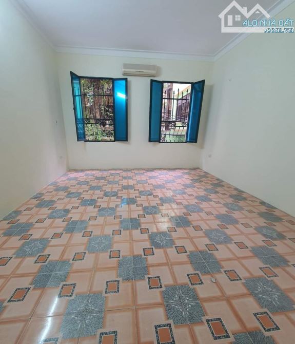 Cho thuê nhà mặt ngõ 1 phố Trần Quốc Hoàn - Cầu Giấy. Diện tích 70M x 4 Tầng mặt tiền 6M - 9