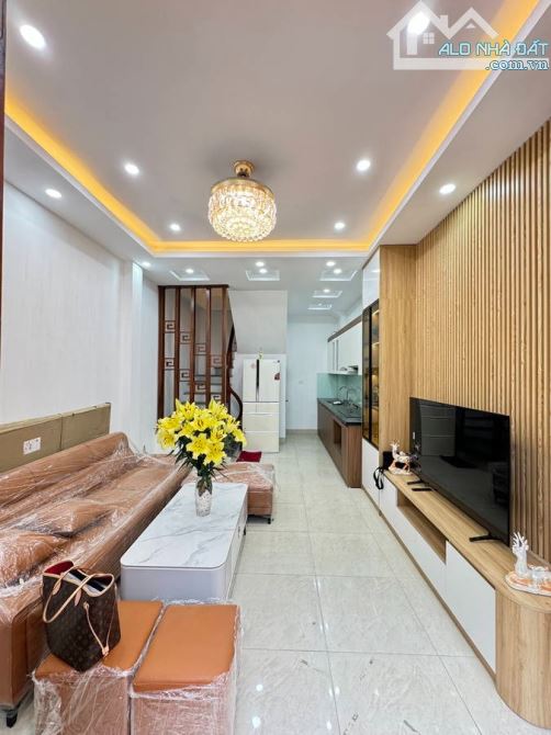 Bán nhà Cổ Linh Trung tâm quận Long Biên 5 tầng 30m2 mặt tiền 3.7m chỉ hơn 6 tỷ ngõ ô tô