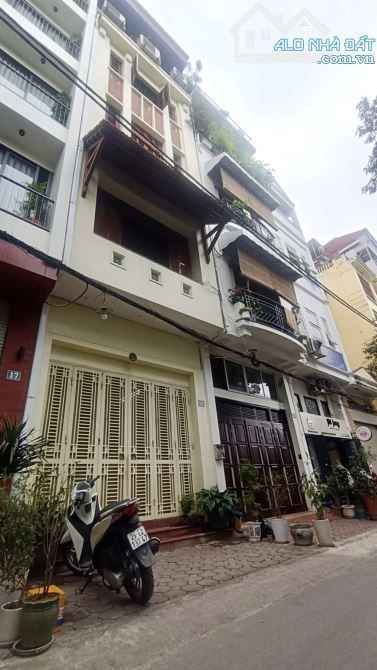 Nhà đẹp ở ngay Hoàng Cầu Đống Đa. Sổ A4 50m, 5 tầng 4 ngủ MT4m1 Giá 27 tỷ Ngõ ô tô tránh