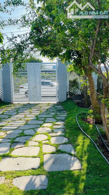Bán căn nhà nghỉ dưỡng mặt tiền đường Nguyễn Huệ- Đất Đỏ- BRVT  Diện tích: 8x35 (280m2- 1
