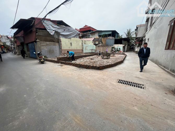 Đường trước nhà 2 ô tô tránh nhau thoải mái – cực kỳ hiếm trong khu vực trung tâm!

 Diện