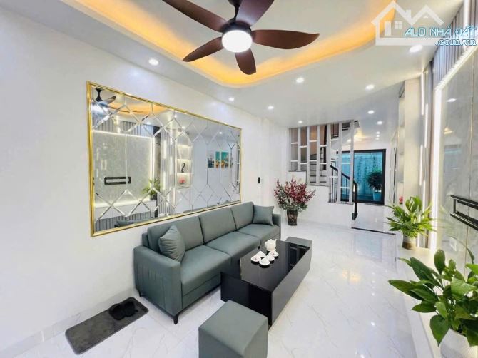 Nhà Đẹp Thịnh Liệt – Hoàng Mai – 33m 5 Tầng – Mới – 10m Ô Tô Tránh, Full Nội Thất 6,3 Tỷ.