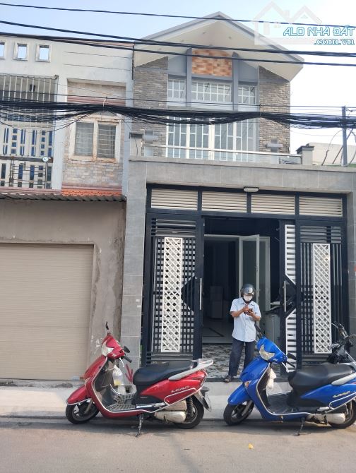 Bán nhà mới xây dựng mặt tiền đường lớn nhựa thông ĐT.Hóc môn.Dtsd :128m2.