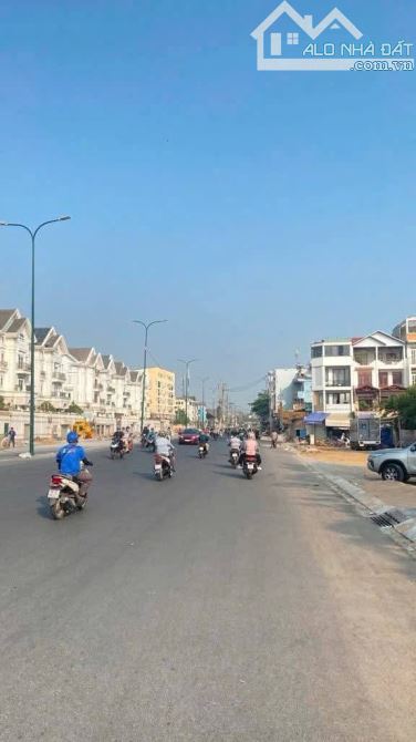 Bán nhà P5 Gò Vấp, Dương Quảng Hàm, Hẻm ô tô, 10x25m, 11.x