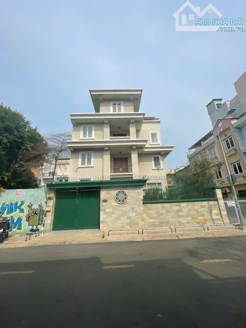Bán biệt thự ở mặt tiền đường  Nguyễn Thành Ý, Đakao, Quận 1. DT: 12.5*19M. Full nội thất