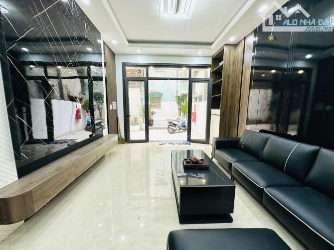 Bán nhà hoàng mai, dt 33m x 5 tầng, 4ngủ, vf3 đỗ trước nhà, cách ô tô tránh 10m, hơn 5tỷ