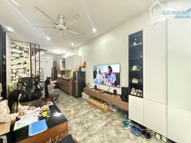GIẢI PHÓNG KIM ĐỒNG - 6 TẦNG DÂN XÂY - Ô TÔ TẢI ĐỖ CỬA - SÁT PHỐ, KINH DOANH. S = 40M  Cao