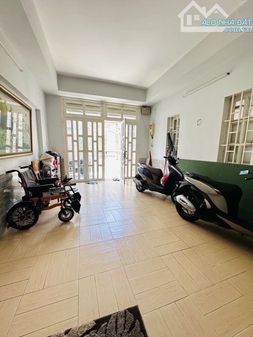 Mặt tiền Nguyễn Văn Công P3 GV, 110m2 ngang 5,2m , 4 tầng BTCT