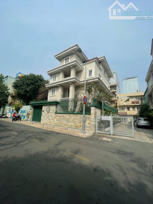 Bán biệt thự ở mặt tiền đường  Nguyễn Thành Ý, Đakao, Quận 1. DT: 12.5*19M. Full nội thất - 1