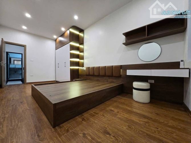 BÁN NHÀ BỒ ĐỀ 35M2, MT5M, 6 TẦNG, Ô TÔ 30M, LÔ GÓC