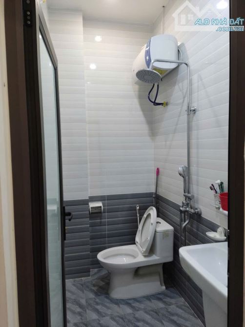 Bán căn nhà 3 tầng sạch đẹp ngõ 173 Hàng Kênh - 2
