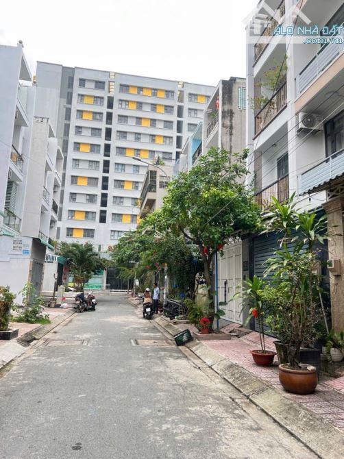 NHÀ 4 TẦNG LÔ GÓC  HẺM 8M - ĐƯỜNG LÊ ĐỨC THỌ - PHƯỜNG 15 - DT 135M - GIÁ 15.5 TỶ - 2