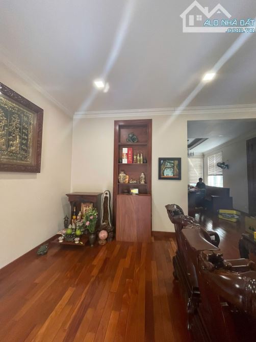 Bán biệt thự ở mặt tiền đường  Nguyễn Thành Ý, Đakao, Quận 1. DT: 12.5*19M. Full nội thất - 2