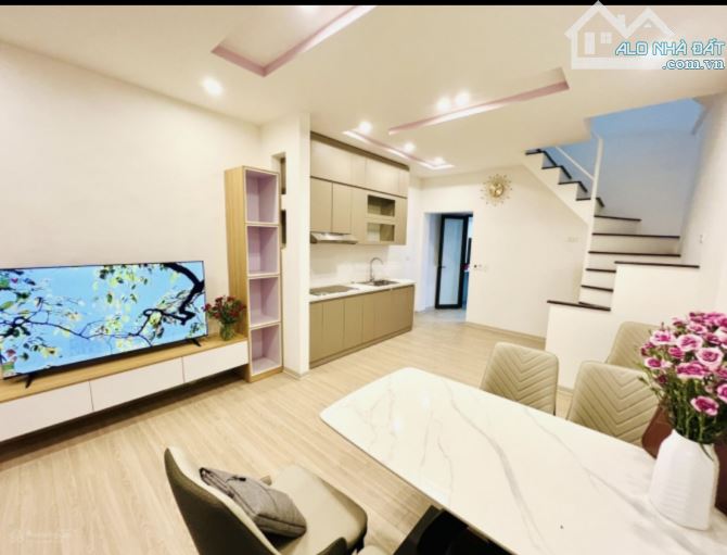 Nhà đẹp trung tâm quận Cầu Giấy_ Xách va ly về ở ngay_ Ngõ nông_ Tiện ích ngập tràn - 2