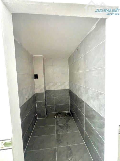 MẶT TIỀN HẺM KINH DOANH SẦM UẤT - XE HƠI ĐẬU CỬA, NGỦ TRONG NHÀ - NHỈNH 4 TỶ - 3
