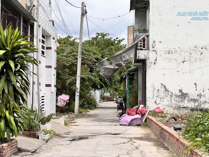 Mặt tiền đan sau lưng nhà nghĩ an khang khu dân cư