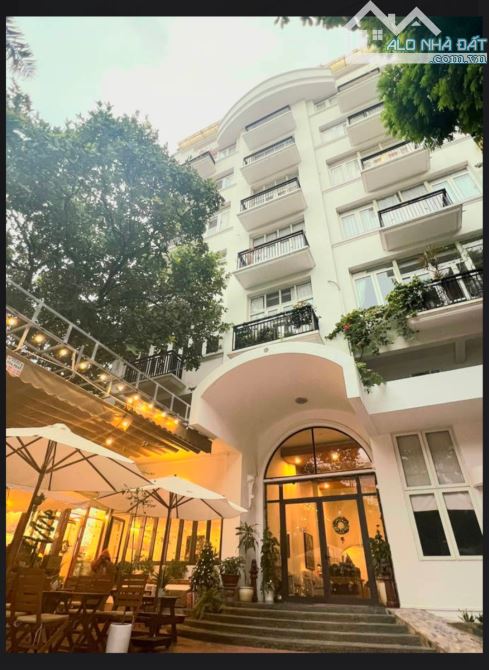 Cần bán nhà Tây Hồ diện tích 640m, 9tầng thang máy full nội thất.