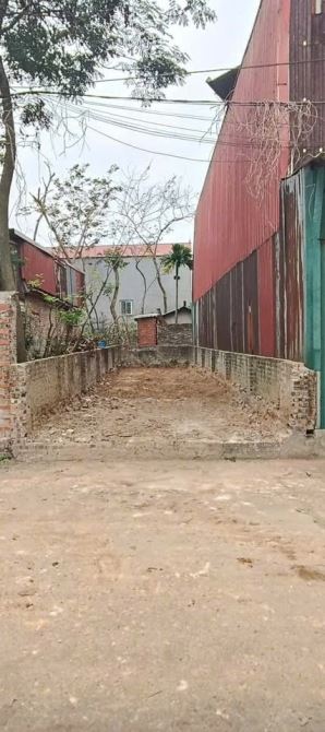 Bán đất bìa làng nhìn ra cánh đồng xã Vân Hà: Diện tích 72 m2 - giá 73 triệu/m2.