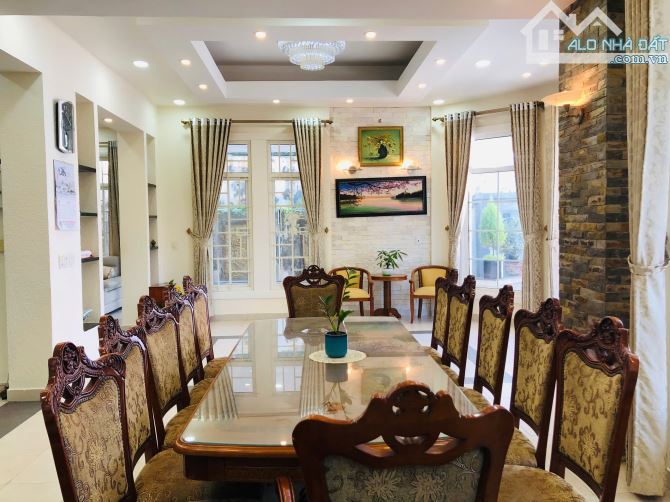 VILLA SÂN VƯỜN 434M2 NGANG 21M, 10P 11WC 2 MẶT TIỀN HẺM ÔTÔ TRIỆU VIỆT VƯƠNG P4 GIÁ 24 TỶ