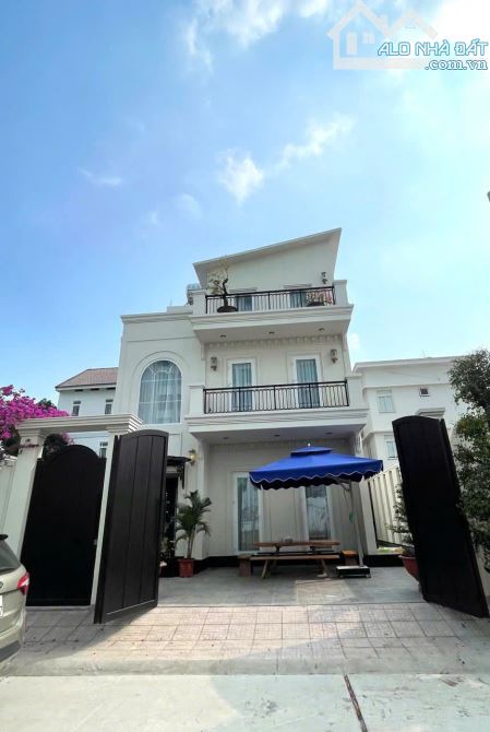 Bán biệt thự siêu đẹp view LM81, Phường An Phú, Quận 2. DT: 10x17m, hầm 3T, có thang máy