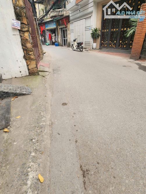 Nhà phố Nguyễn Chính, DT:45m2 x 5 Tầng x mặt tiền 4.9m , Gía 14.2 Tỷ