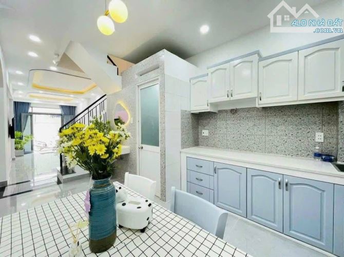 Kẹt tiền bán nhà mặt tiền nội bộ đường Trần Hưng Đạo, Q.1, DT: 3.1x15m, 4 lầu, 11.6 tỷ bớt