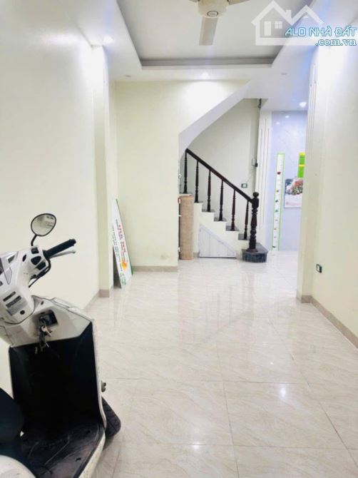 Bán gấp nhà phố Văn Cao, 35mx4t, 4 ngủ, ô tô tránh, 2 thoáng, sổ nở hậu, KD, CHỈ 6.9 TỶ