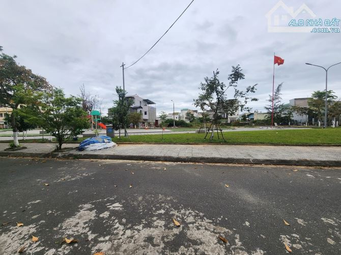 Chỉ 3.68 tỷ.Chủ thiện chí bán gấp lô đất Đường ĐÔNG HẢI  100m2 .- Đối diện công viên. biển