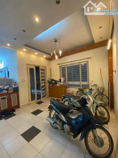 Cần bán gấp nhà phân lô phố Xuân Thủy 61m2, 4T, mt 9m, gần phố, kinh doanh