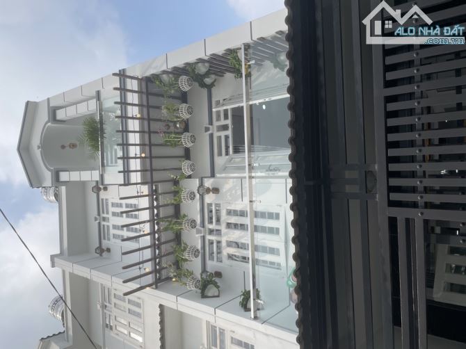 BÁN NHÀ 3 TẦNG NHÀ MỚI HẺM XE HƠI TẶNG NỘI THẤT VÀO