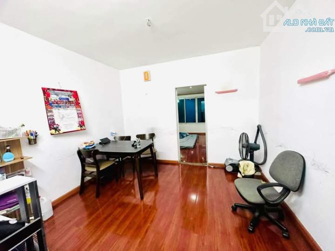 Bác An bán Căn Tập Thể Tầng Trung Phố Nghĩa Tân, Cầu Giấy, DT: 75m2, 2PN, 2.9 tỷ.