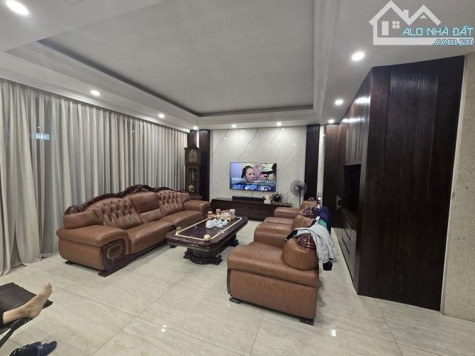BIỆT THỰ LÔ GÓC 44 TỶ 120m 5 TẦNG MT 8m THANG MÁY Ô TÔ TRÁNH TRẦN QUỐC HOÀN CẦU GIẤY - 1