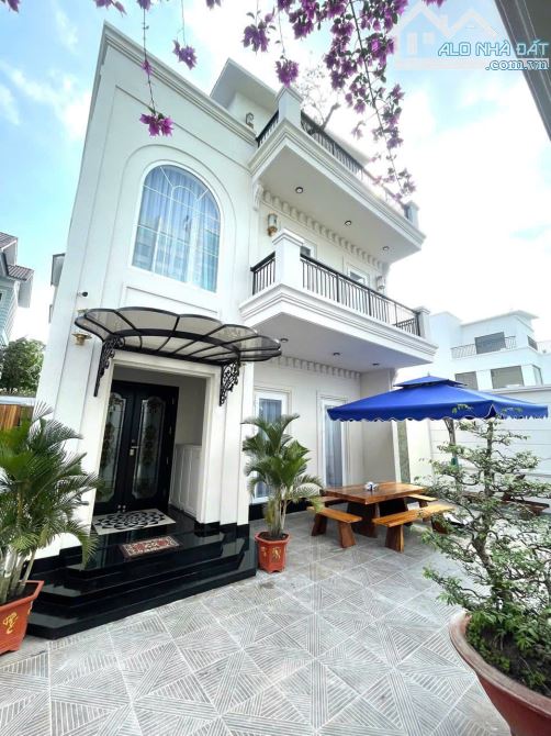 Bán biệt thự siêu đẹp view LM81, Phường An Phú, Quận 2. DT: 10x17m, hầm 3T, có thang máy - 1