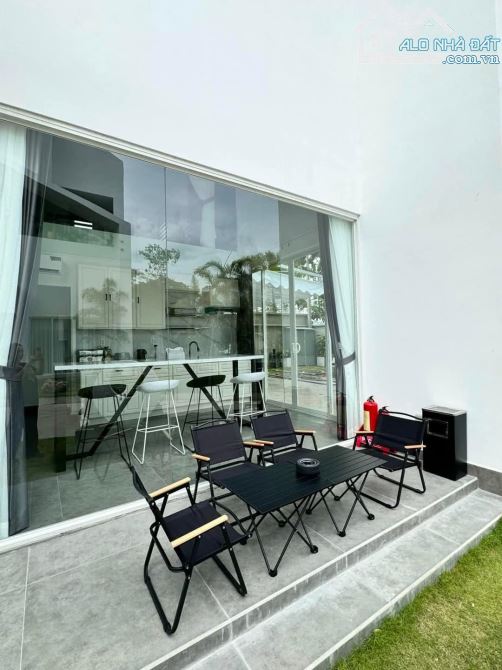 Bán biệt thự sân vườn mặt tiền đường số Thảo Điền, Quận 2. DT: 360m2(12x23m), giá tốt - 1
