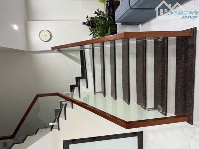 Bán nhà MP Nguyên Hồng,47m 5 tầng MT 5.7m, Giá 27.9 Tỷ - 1