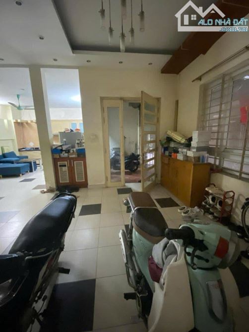 Cần bán gấp nhà phân lô phố Xuân Thủy 61m2, 4T, mt 9m, gần phố, kinh doanh - 1