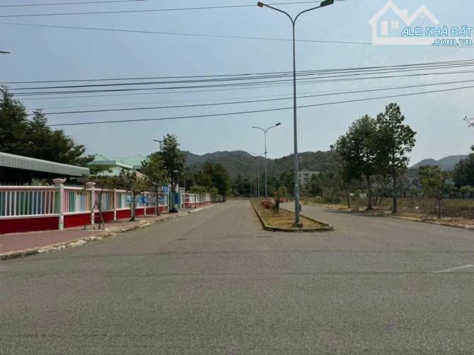 Lô gốc tái định cư tại Thị Trấn long hải vị trí ngay cung 2 làn đường trần quang khải - 2