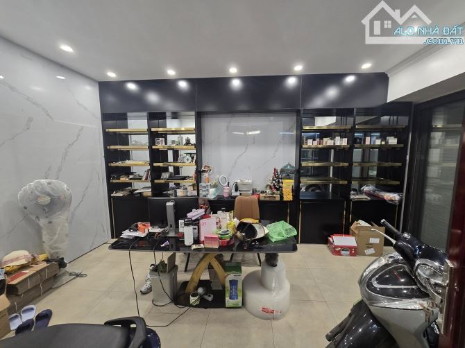 BIỆT THỰ LÔ GÓC 44 TỶ 120m 5 TẦNG MT 8m THANG MÁY Ô TÔ TRÁNH TRẦN QUỐC HOÀN CẦU GIẤY - 2