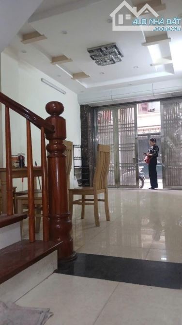 BÁN NHÀ PHỐ TRẦN QUỐC HOÀN CẦU GIẤY PHÂN LÔ Ô TÔ TRÁNH KINH DOANH DT 50M2 MT 4M 19 TỶ - 2
