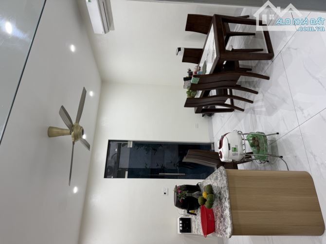 Bán nhà MP Nguyên Hồng,47m 5 tầng MT 5.7m, Giá 27.9 Tỷ - 2