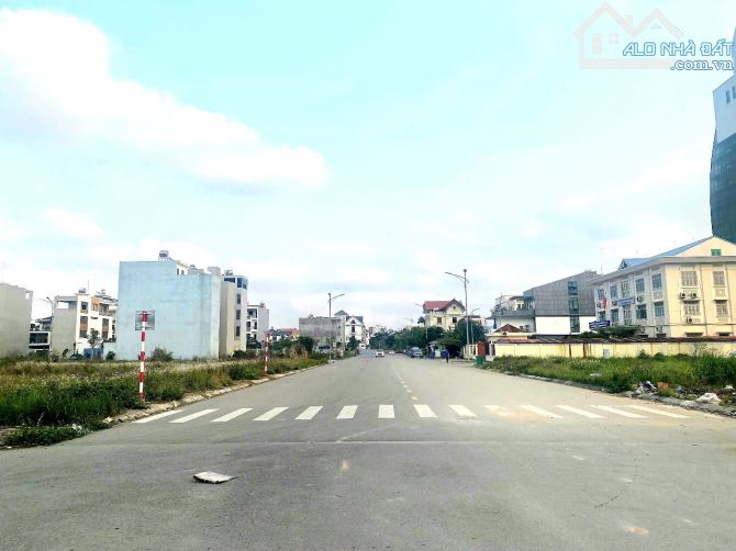 Bán lô đất mặt đường hạ lũng đằng hải hải an . Diện tích 70.3m hướng đông nam . Giá 4 tỷ 5 - 3