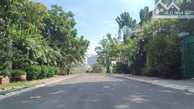 Bán biệt thự sân vườn mặt tiền đường số Thảo Điền, Quận 2. DT: 360m2(12x23m), giá tốt - 5